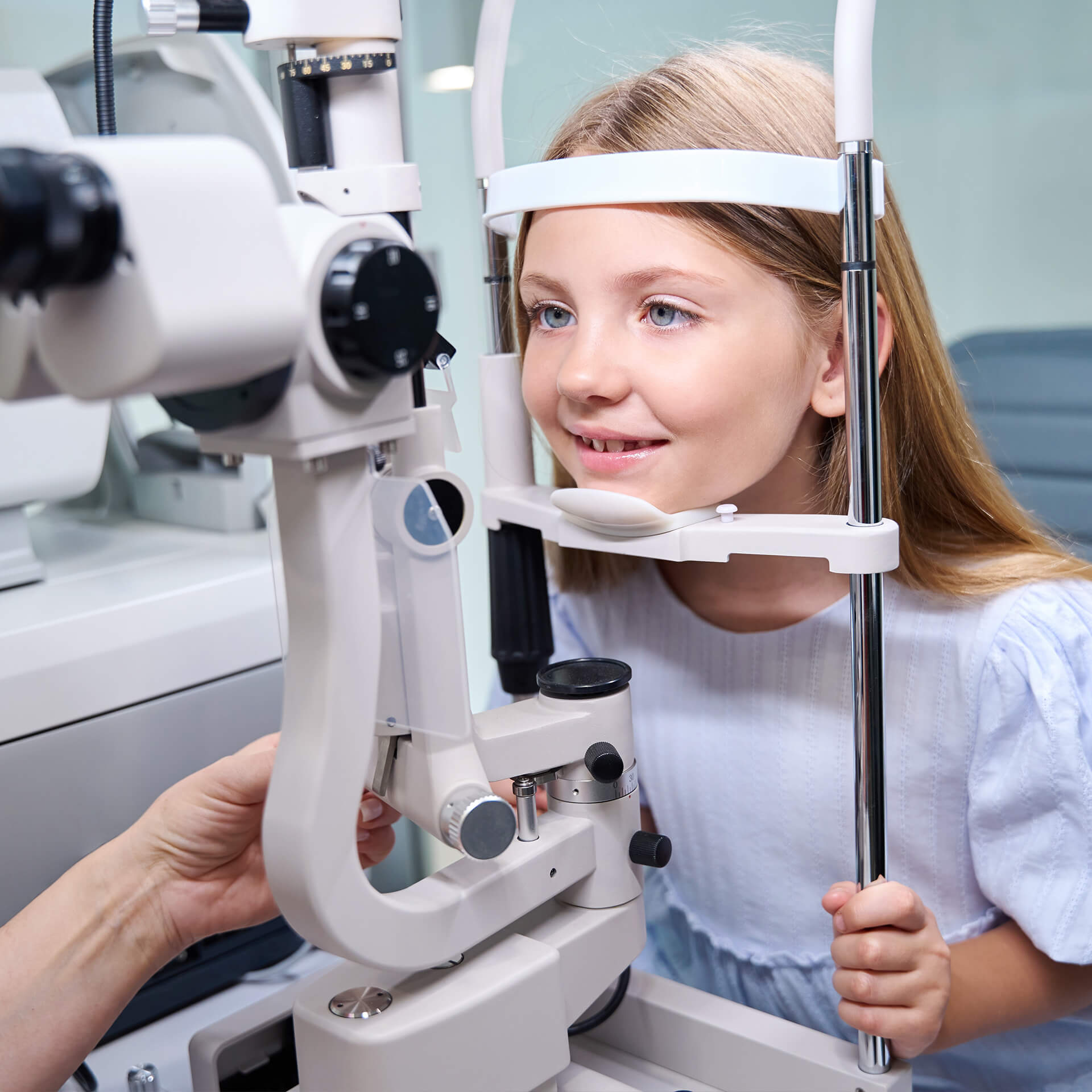 Child eye examination for myopia control at HARINA Optométristes in Mont-Royal