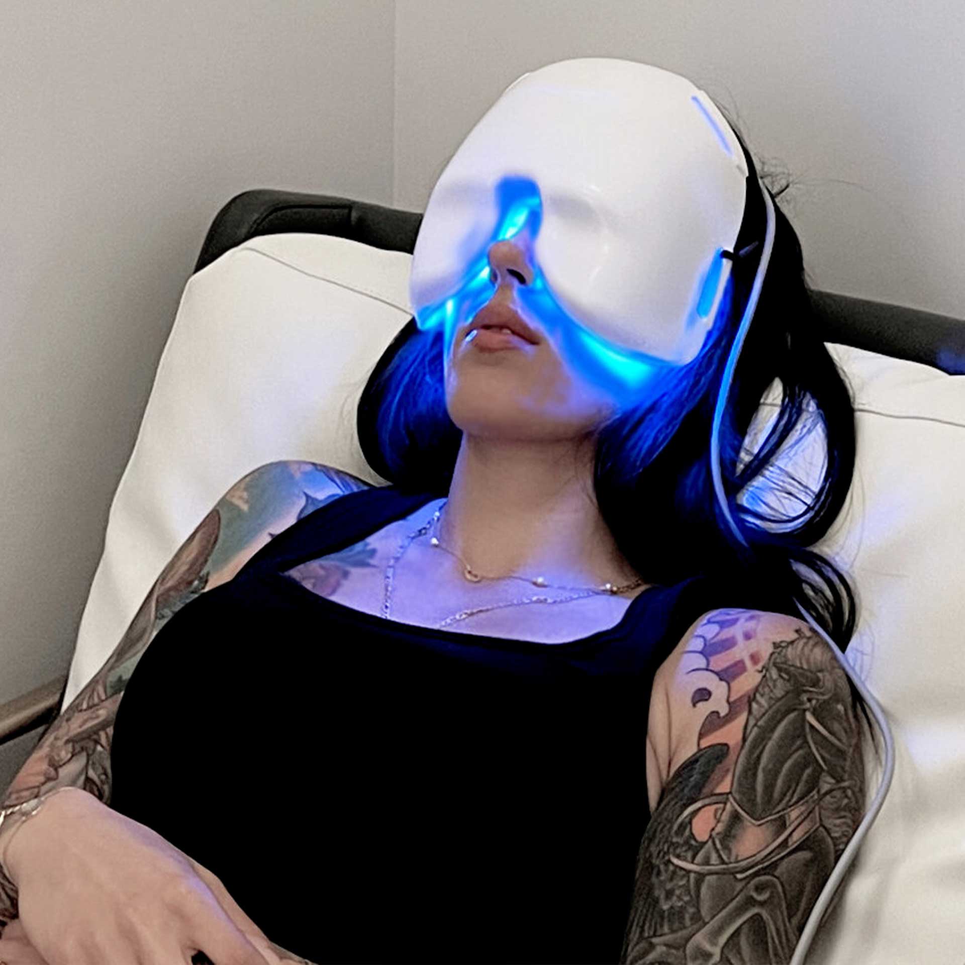 Dry eye treatments including IPL and LLLT therapy at HARINA Optométristes in Mont-Royal