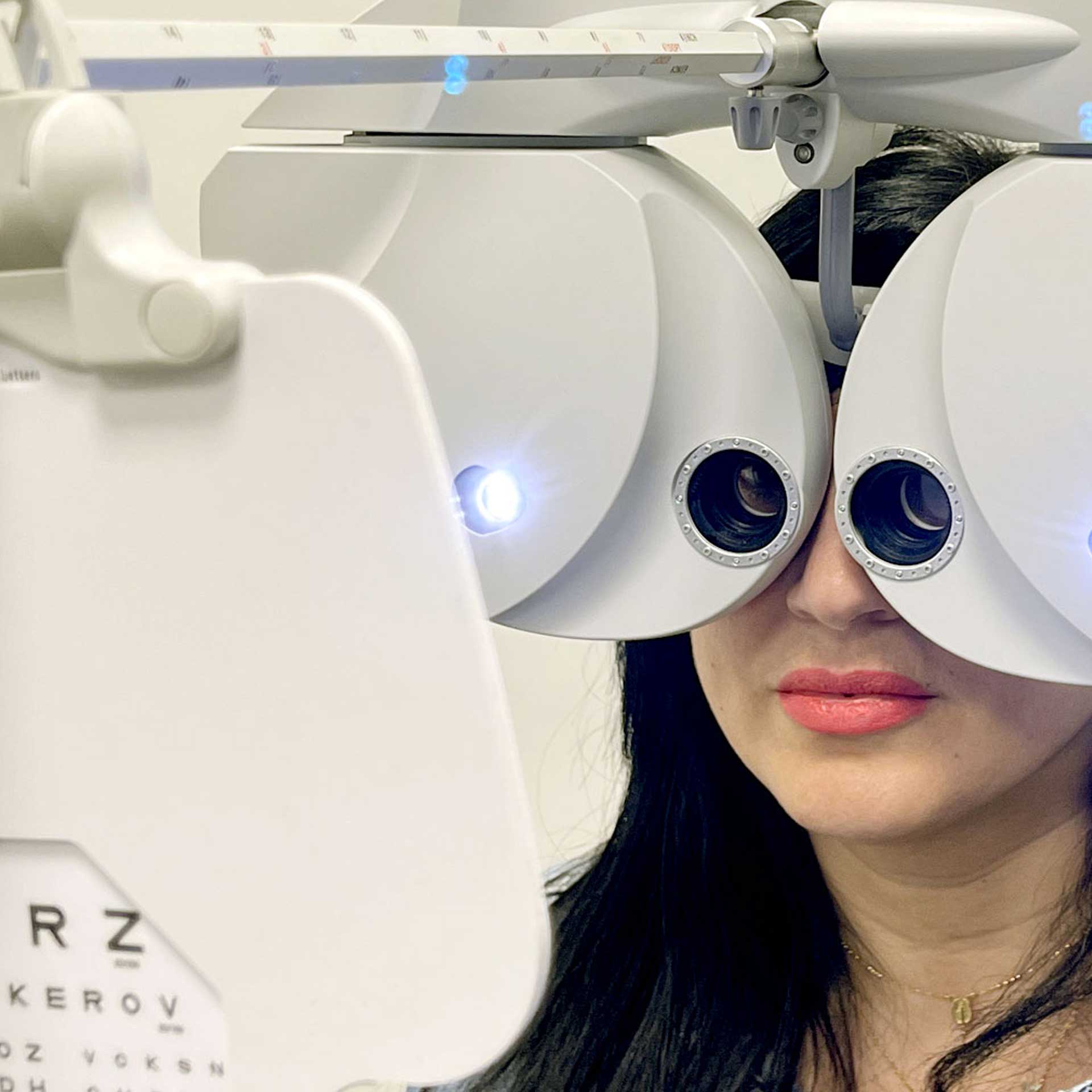 Eye examination service at HARINA Optométristes in Mont-Royal
