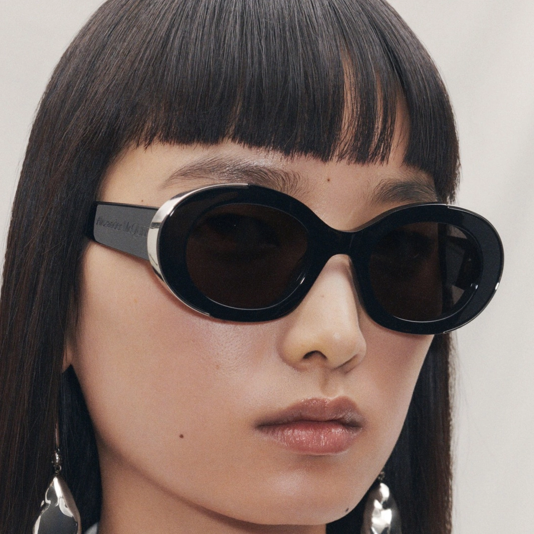 Lunettes Alexander McQueen spectaculaires et audacieuses avec des détails uniques.