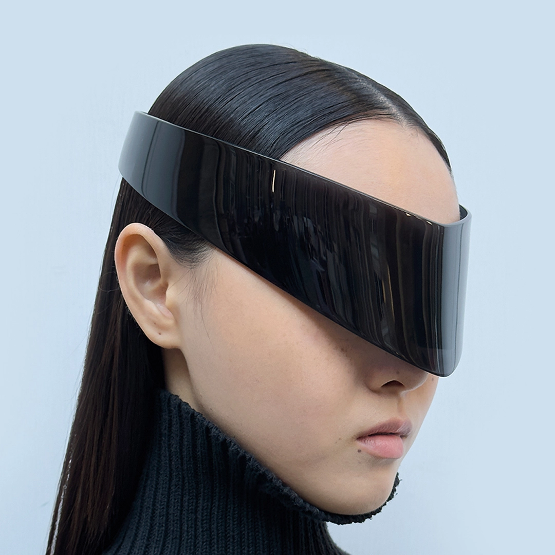 Un mannequin portant des lunettes Balenciaga audacieuses et avant-gardistes.
