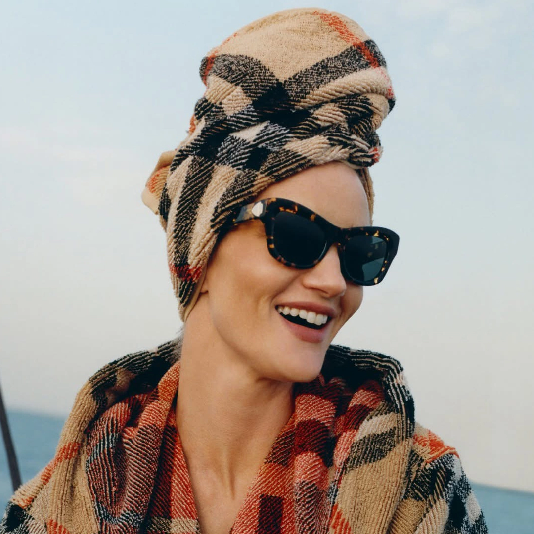 Une femme portant des lunettes Burberry intemporelles avec une touche britannique moderne.