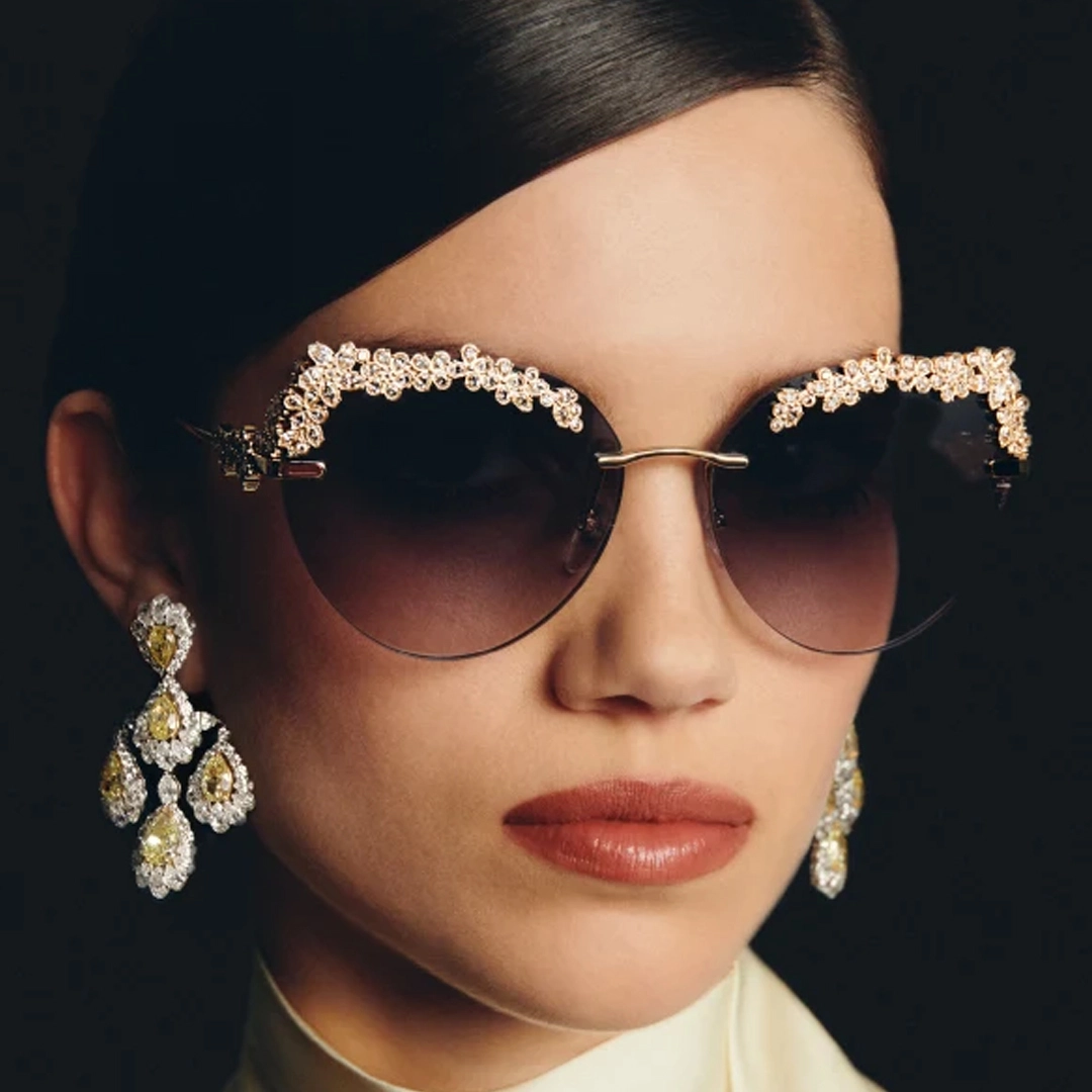 Luxueuses lunettes Chopard avec des détails précieux, offertes dans notre boutique de Mont-Royal.