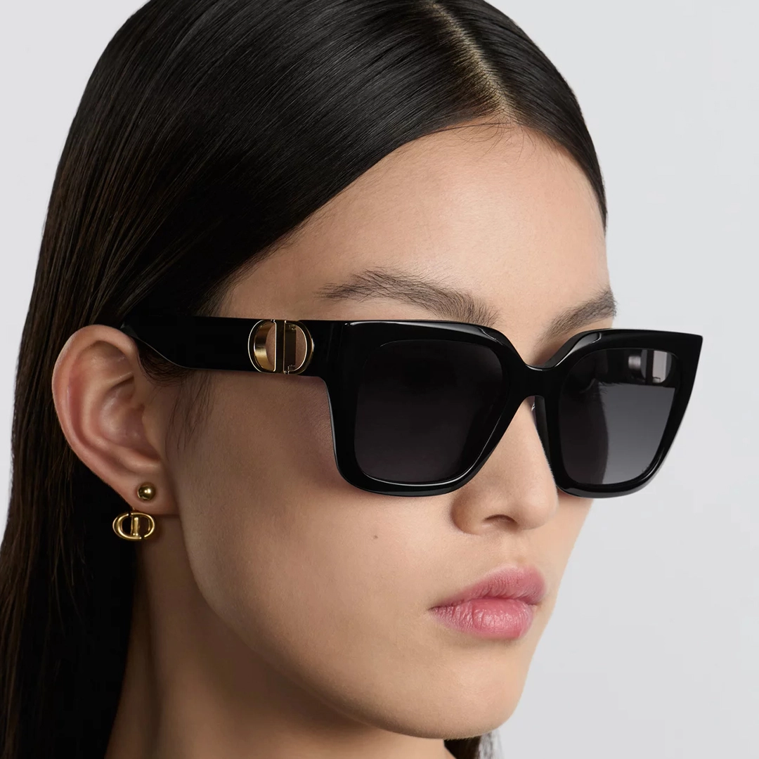Une femme portant d'élégantes et sophistiquées lunettes de soleil DIOR.
