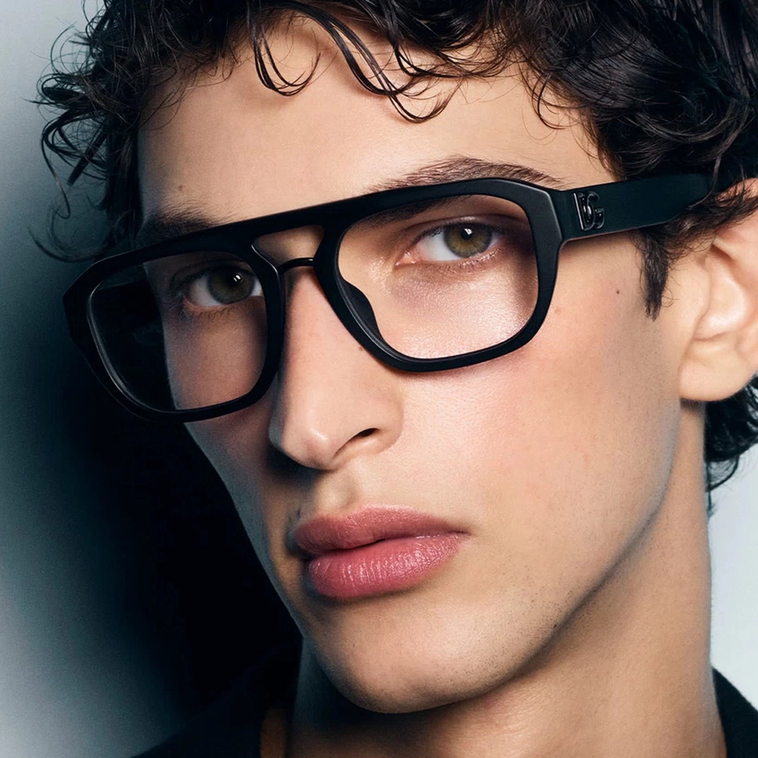 Un mannequin illustrant la passion et l'intensité des lunettes de soleil Dolce & Gabbana.