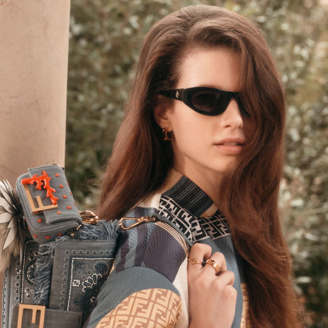 Un mannequin affichant le style ludique et luxueux des lunettes de soleil FENDI.
