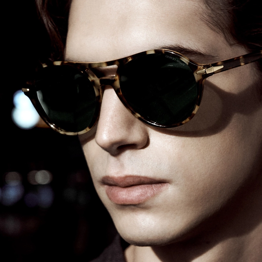 Lunettes Giorgio Armani sobres et raffinées, symbole de l'élégance italienne.