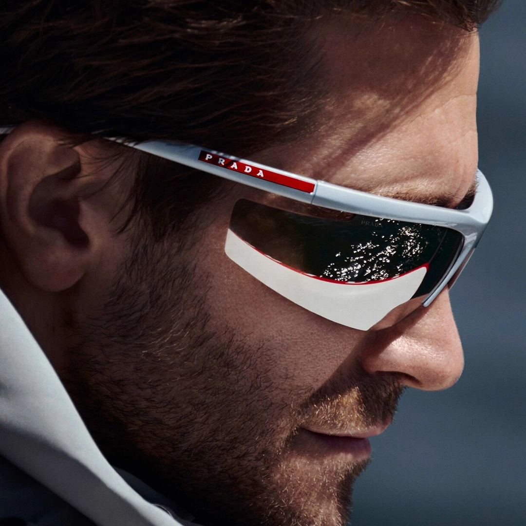 Un mannequin portant des lunettes Prada avant-gardistes aux lignes audacieuses et épurées.