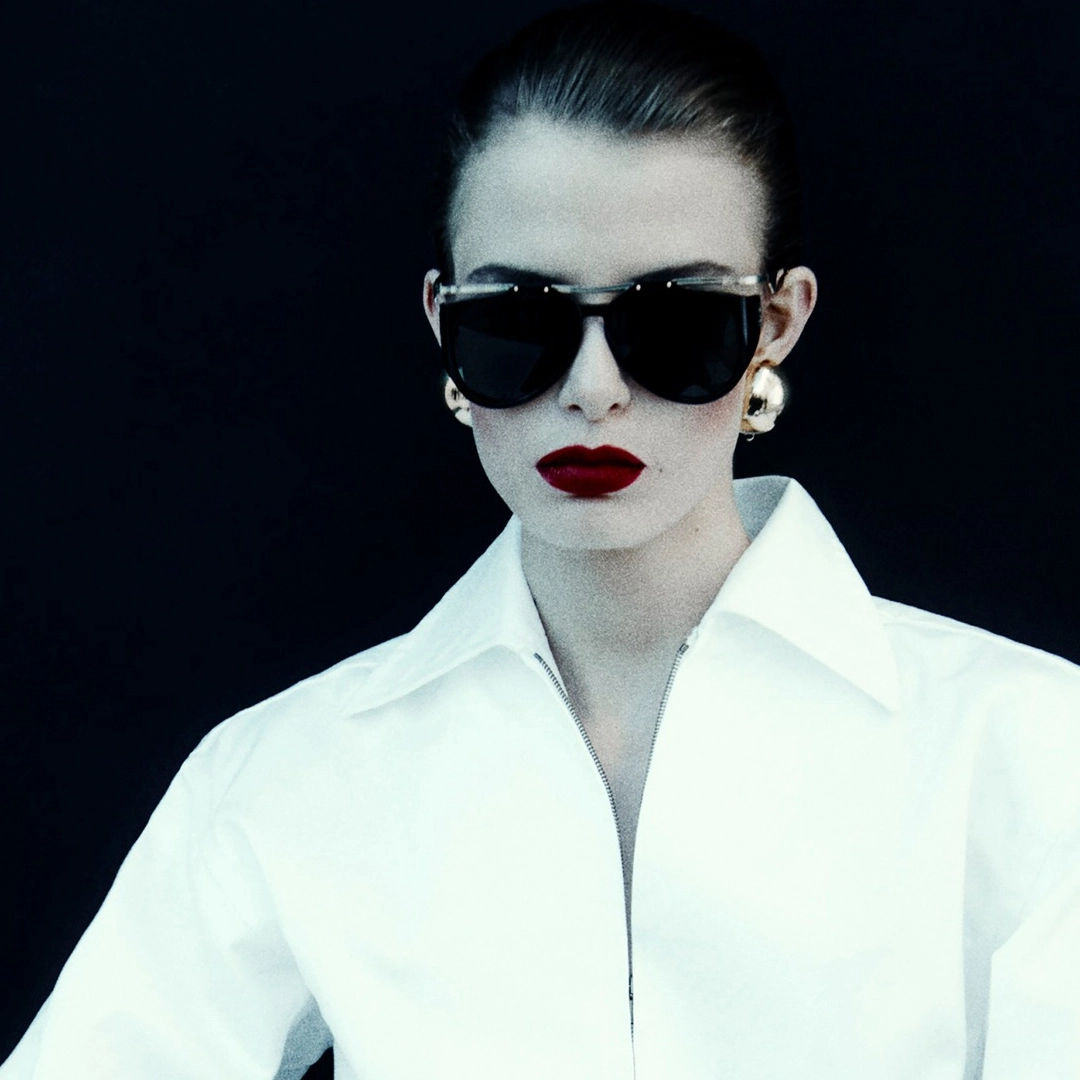 Un mannequin portant des lunettes de soleil Saint Laurent épurées et rebelles.